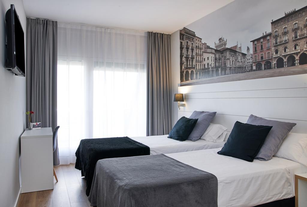 Hotel Can Pamplona Vic Exterior foto