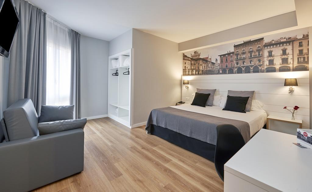 Hotel Can Pamplona Vic Exterior foto